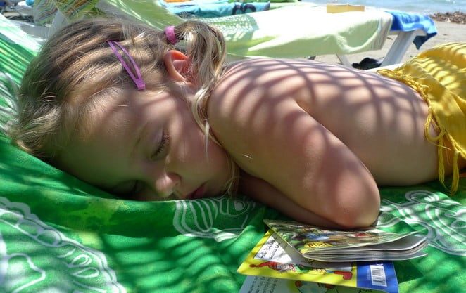 dutje-doen-peuter-strand