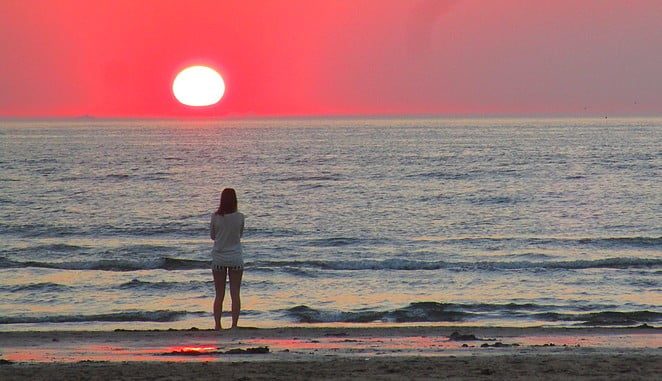 vrouw-zonsondergang-kijken