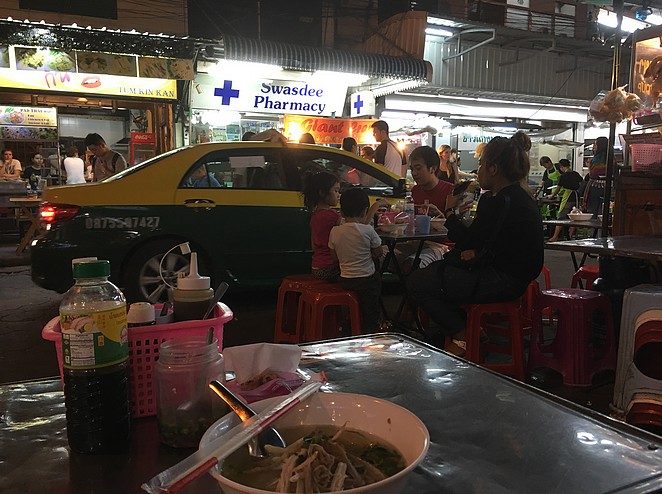 eten-op-straat-in-bangkok