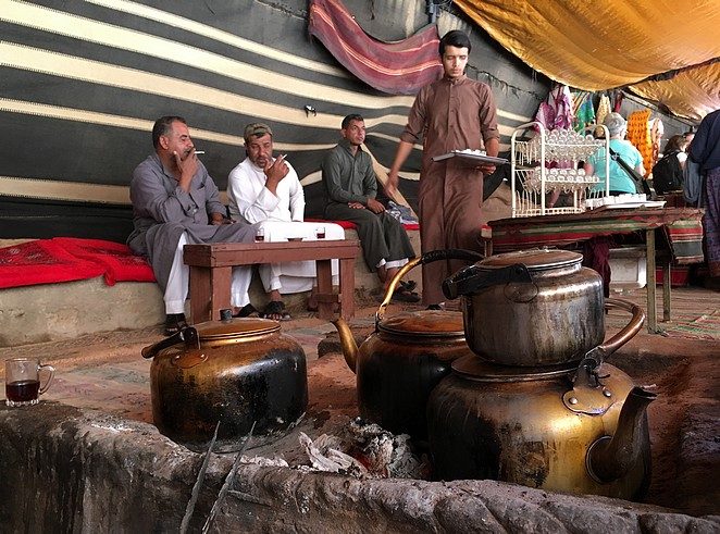 thee-drinken-woestijn-wadi-rum
