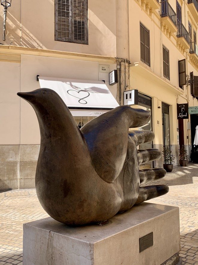 standbeeld duif hand malaga