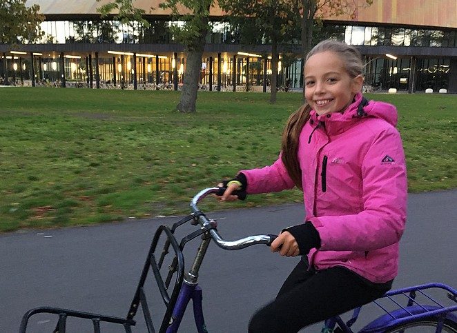 dochter-bo-fietsen-in-den-haag