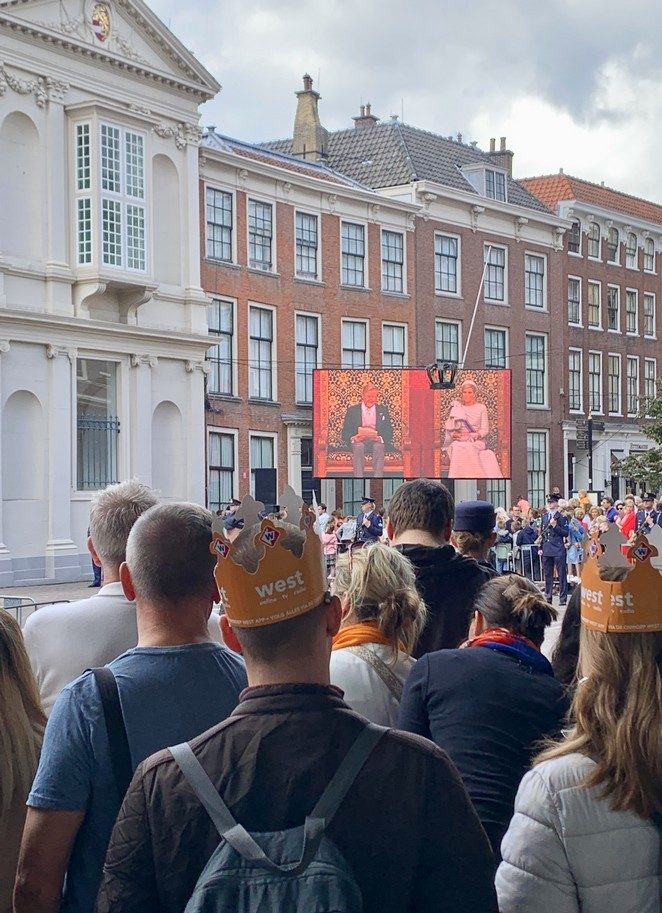 troonrede op beeldscherm