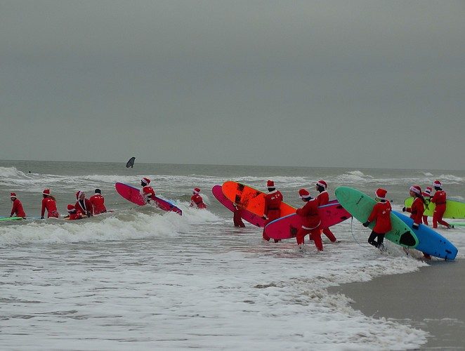 surfende kerstmannen scheveningen