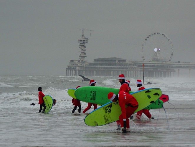 surfin santas scheveningen