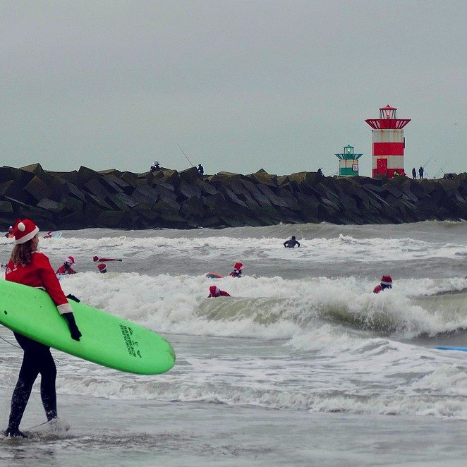 surfing santas scheveningen december