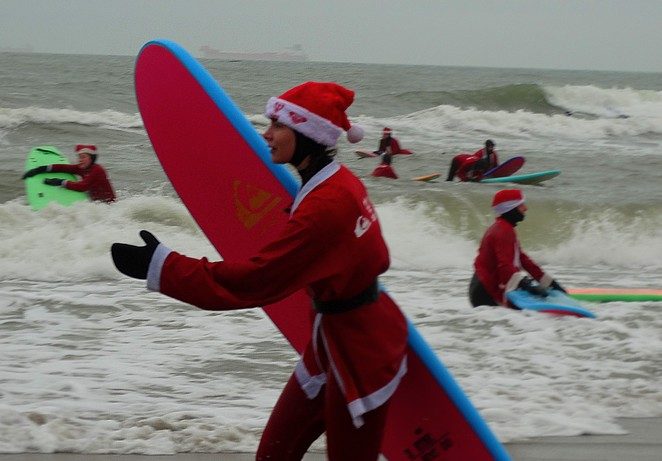 surfing santas vrouw