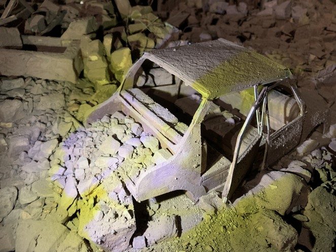 auto tussen puin syrie